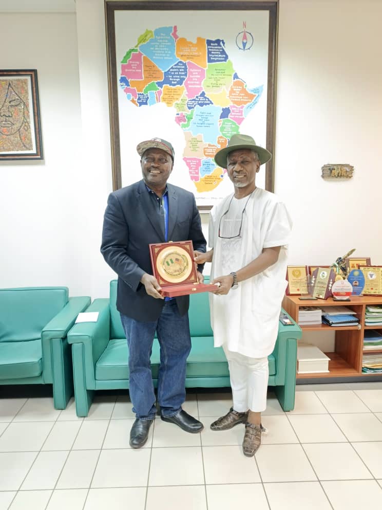 Receiving a plaque at the National Assembly - Image 3